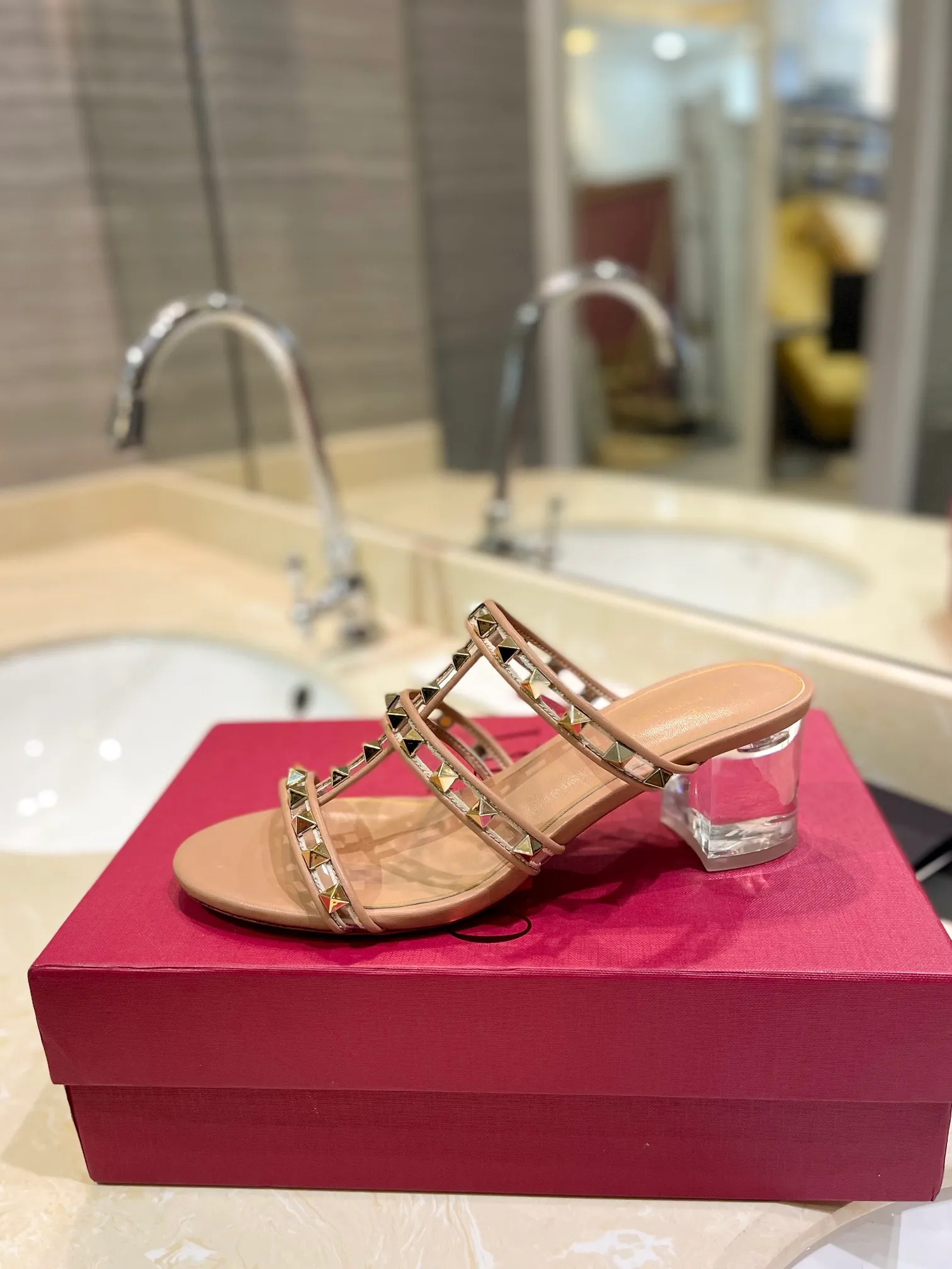 👟👟Ex-factory price 500👟👟 𝑉𝐴𝐿𝐸𝑁𝑇𝐼𝑁𝑂 Valentino ♡ͥ | ²º²⁴💫Purchasing agent level🔍Same color The classic king-shaped slippers with crystal heels are also so beautiful The particularly high-quality hardware brings out a full sense of high-end. After putting it on your feet, you will be stunned and look super slim! The new season lives up to expectations! Worth buying ★Imported cowhide is absolutely high-grade ❥Original method is absolutely sensual ❥Elegant style creates a different feeling🙈 Simple temperament style!  ♡ show bdetails ———————————— ⊿▸: Size｜35-40 (customized at 40.41.42) ⊿▸: Material｜Imported sheepskin + Pvc ⊿▸: Material | Padded sheepskin ⊿▸: Material | Italian🇮🇹 genuine leather outsole ⊿▸: Heel height｜6cm